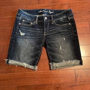 American Eagle Bermuda style jean shorts dark wash mid rise some distress Sz 6